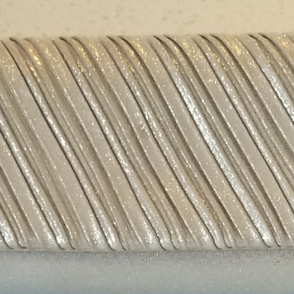 💋Glamorous Shimmer Clutch 👛 - Picture 2 of 8